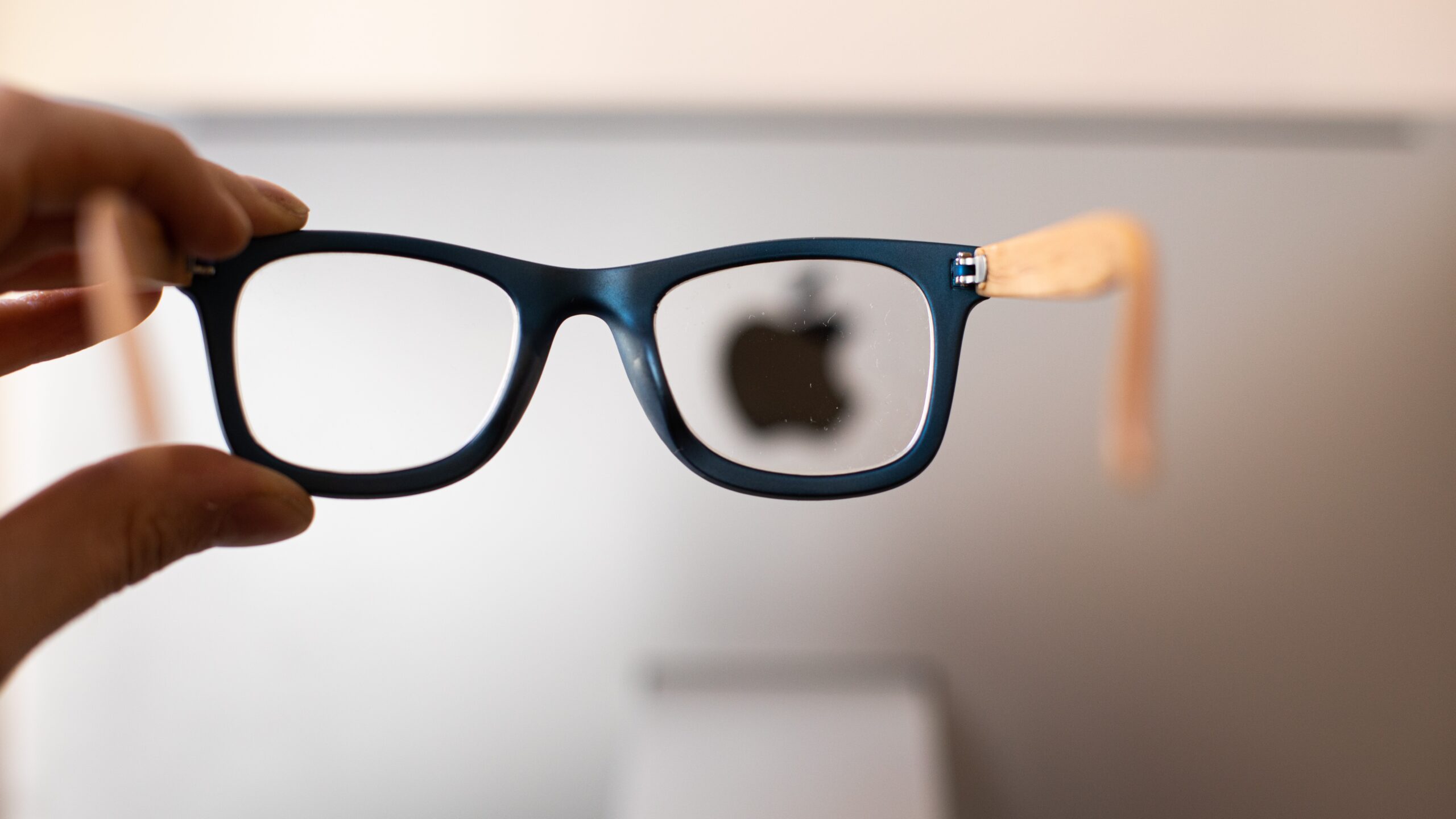 report:-apple-is-stopping-work-on-a-pair-of-smart-glasses-that-would-have-connected-to-the-mac