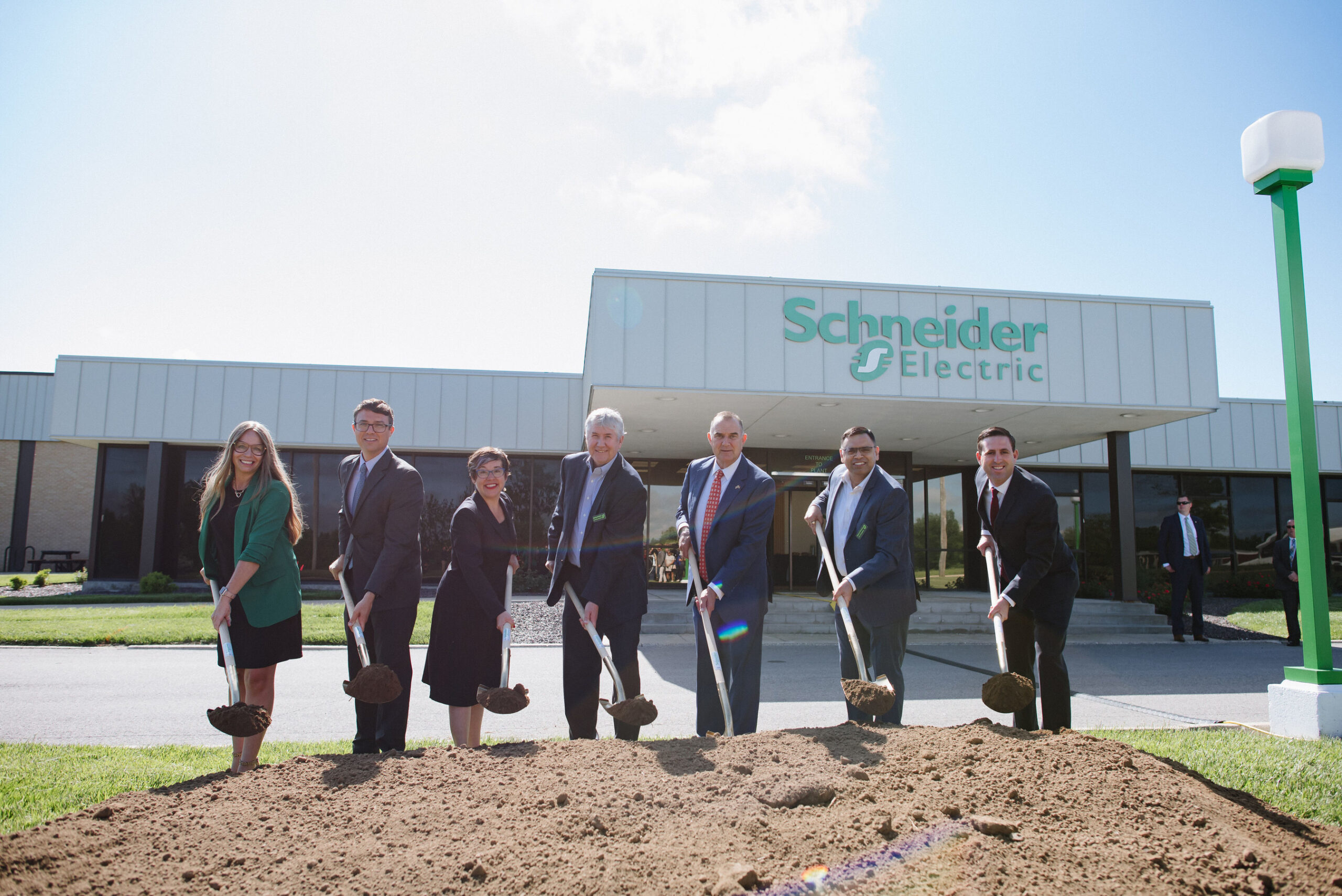 schneider-electric-breaks-ground-on-columbia-facility-in-us.-alongside-missouri-governor-mike-kehoe