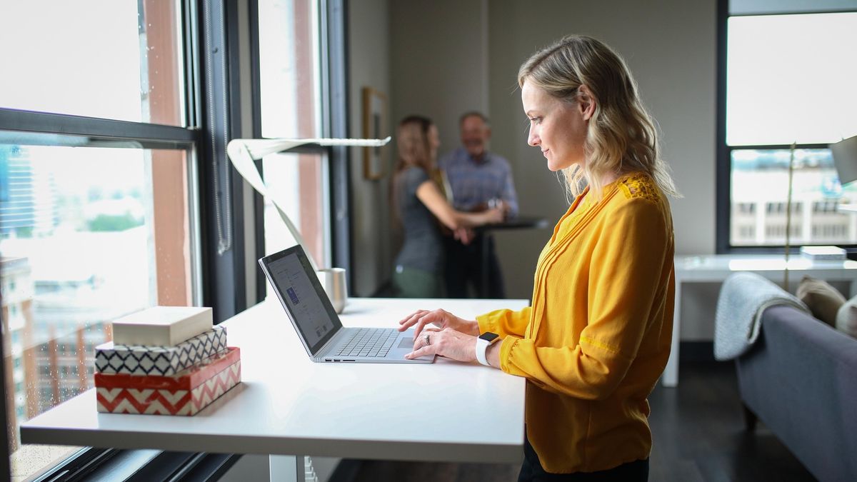 sitting-vs.-standing-for-work:-we-take-a-comprehensive-look-at-what-the-science-says