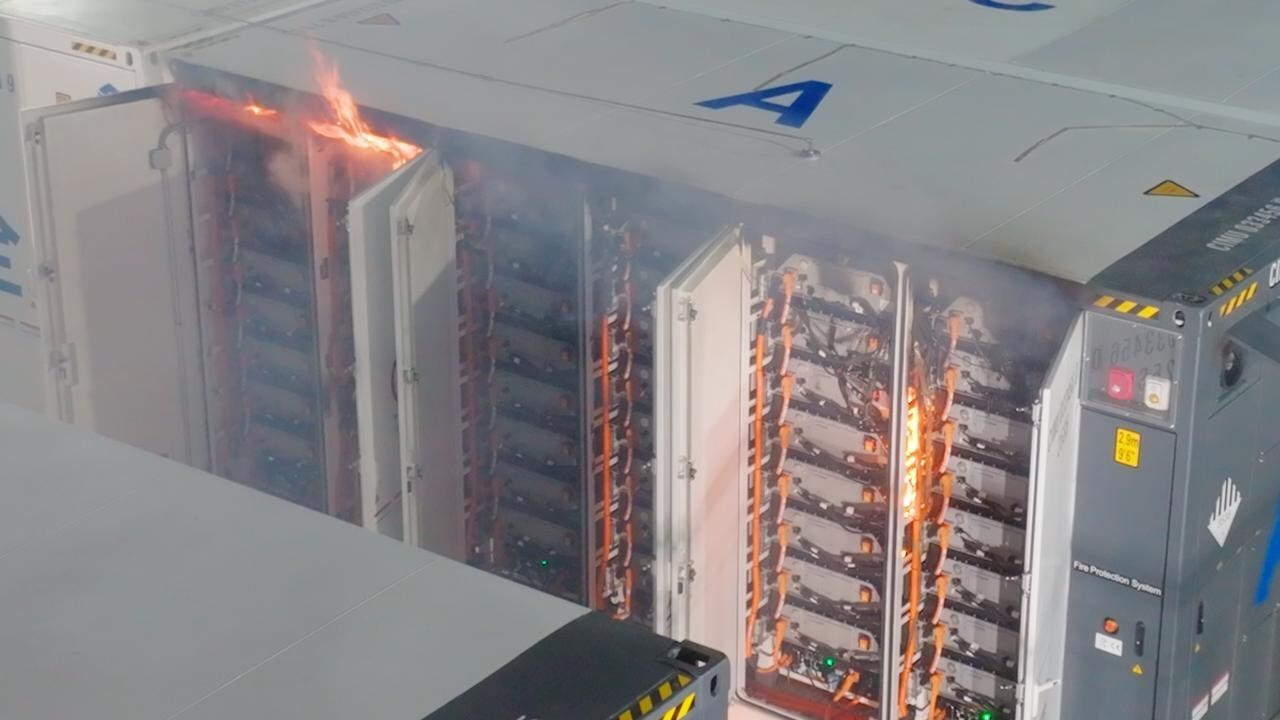 hithium-realise-le-premier-essai-d’incendie-a-grande-echelle-portes-grandes-ouvertes-au-monde