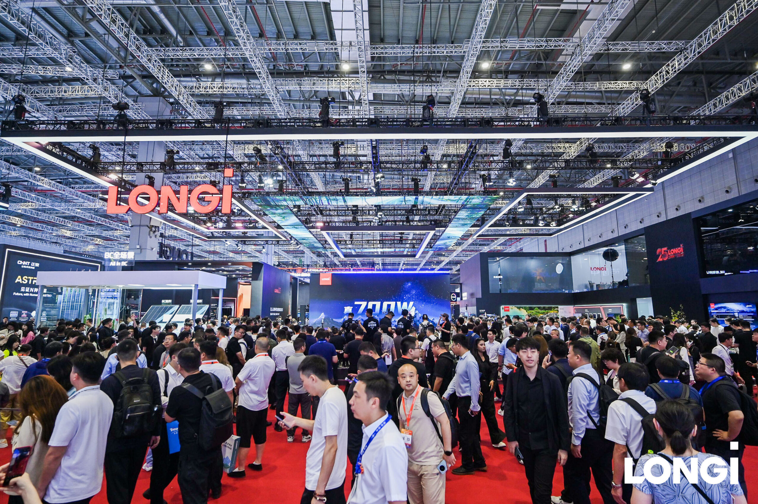 longi-lanza-oficialmente-la-tecnologia-hibc-y-el-modulo-de-700-w-reales-en-snec2025