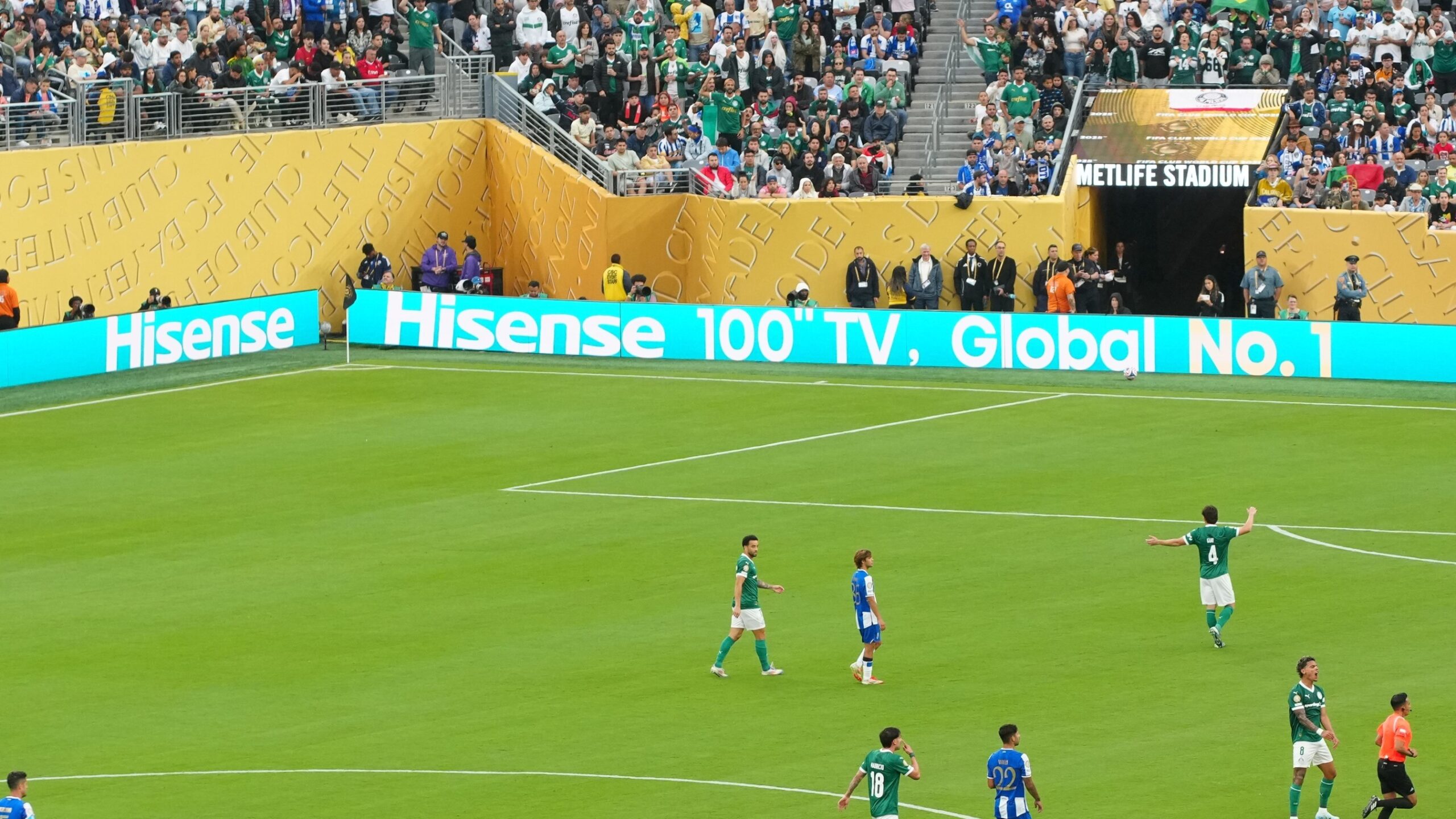 hisense-demontre-son-leadership-avec-le-slogan-«-hisense-100″-tv,-global-no.1-»-dans-les-stades-de-la-coupe-du-monde-des-clubs-de-la-fifa-2025
