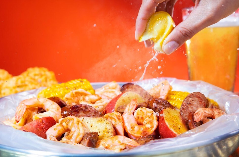red-lobster-brings-bold-flavors-and-summer-fun-to-crabfest-with-all-new-seafood-boils