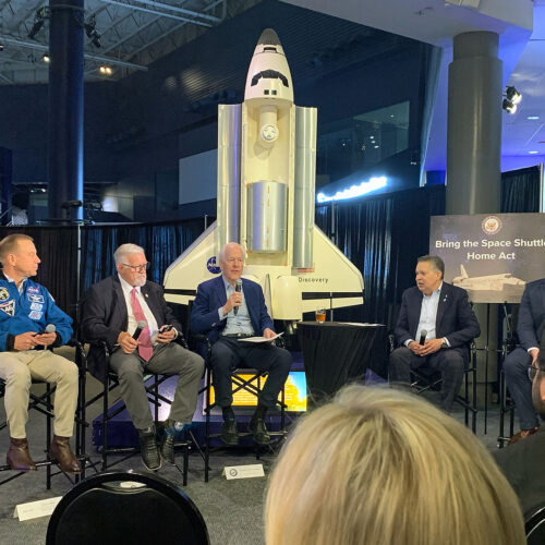Texas politicians make headway in effort to wrench space shuttle from Smithsonian