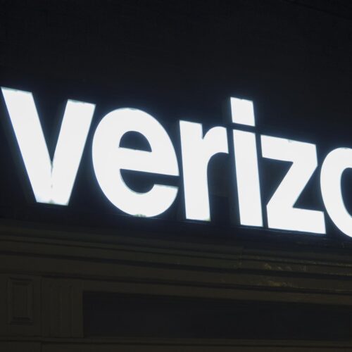 Verizon’s request to lock phones supported by police, opposed by users