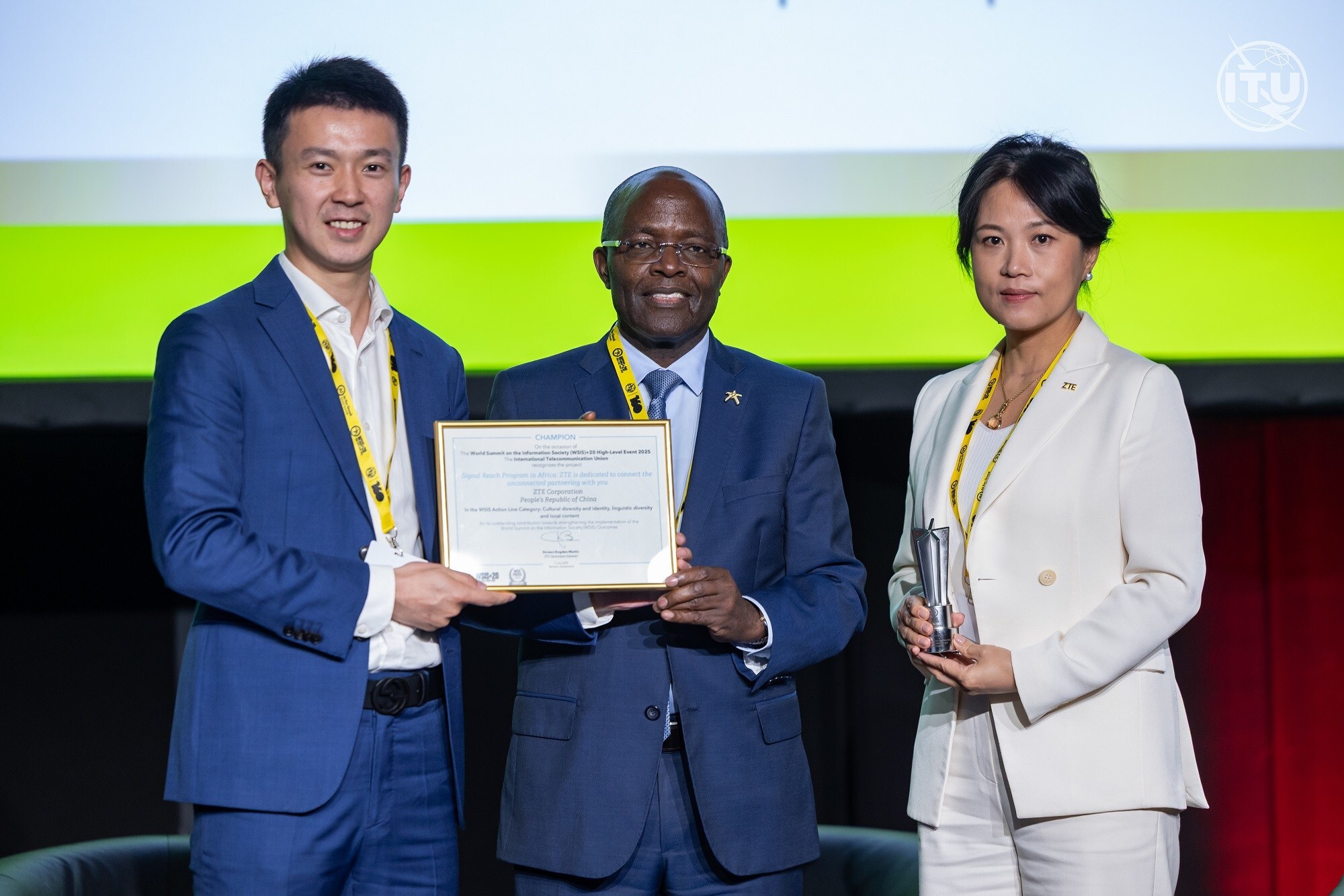Le programme « Signal Reach » de ZTE remporte le prix Champion du SMSI 2025