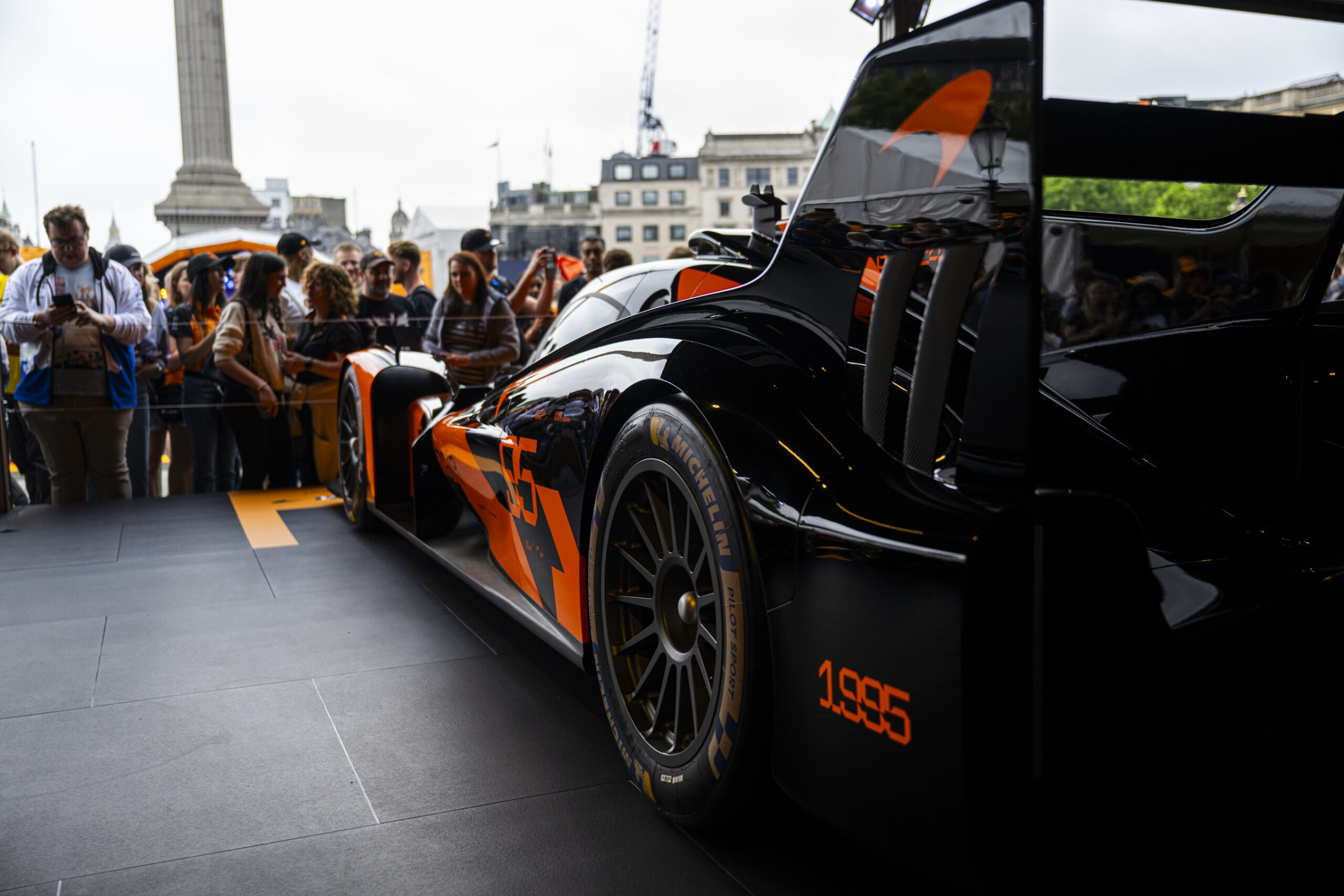 dp-world-smart-logistics-network-liefert-mclaren-rennwagen-an-fans-am-trafalgar-square