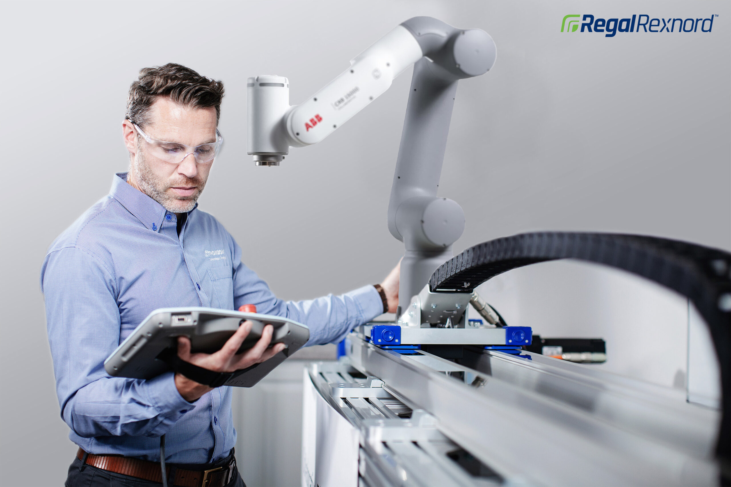regal-rexnord-and-abb-robotics-collaborate-for-seamless-integration-of-cobot-7th-axes