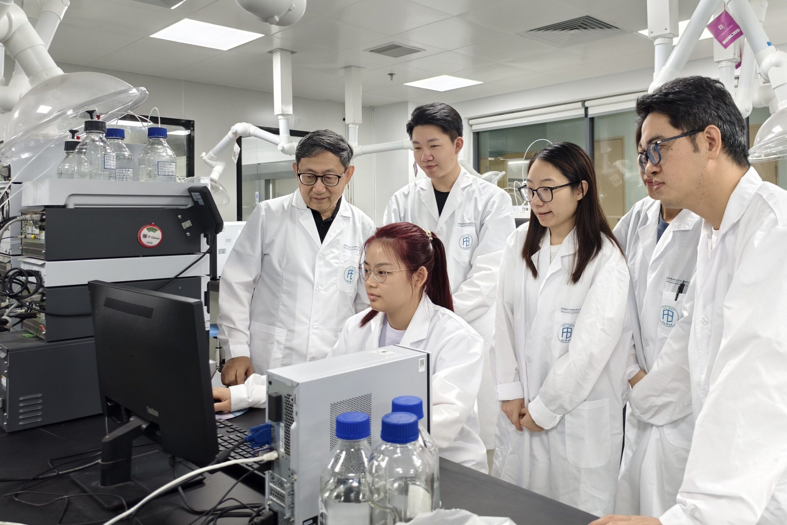 hkbu-develops-microfluidic-flow-cytomolecular-analyser-to-promote-extensive-application-of-precision-medicine