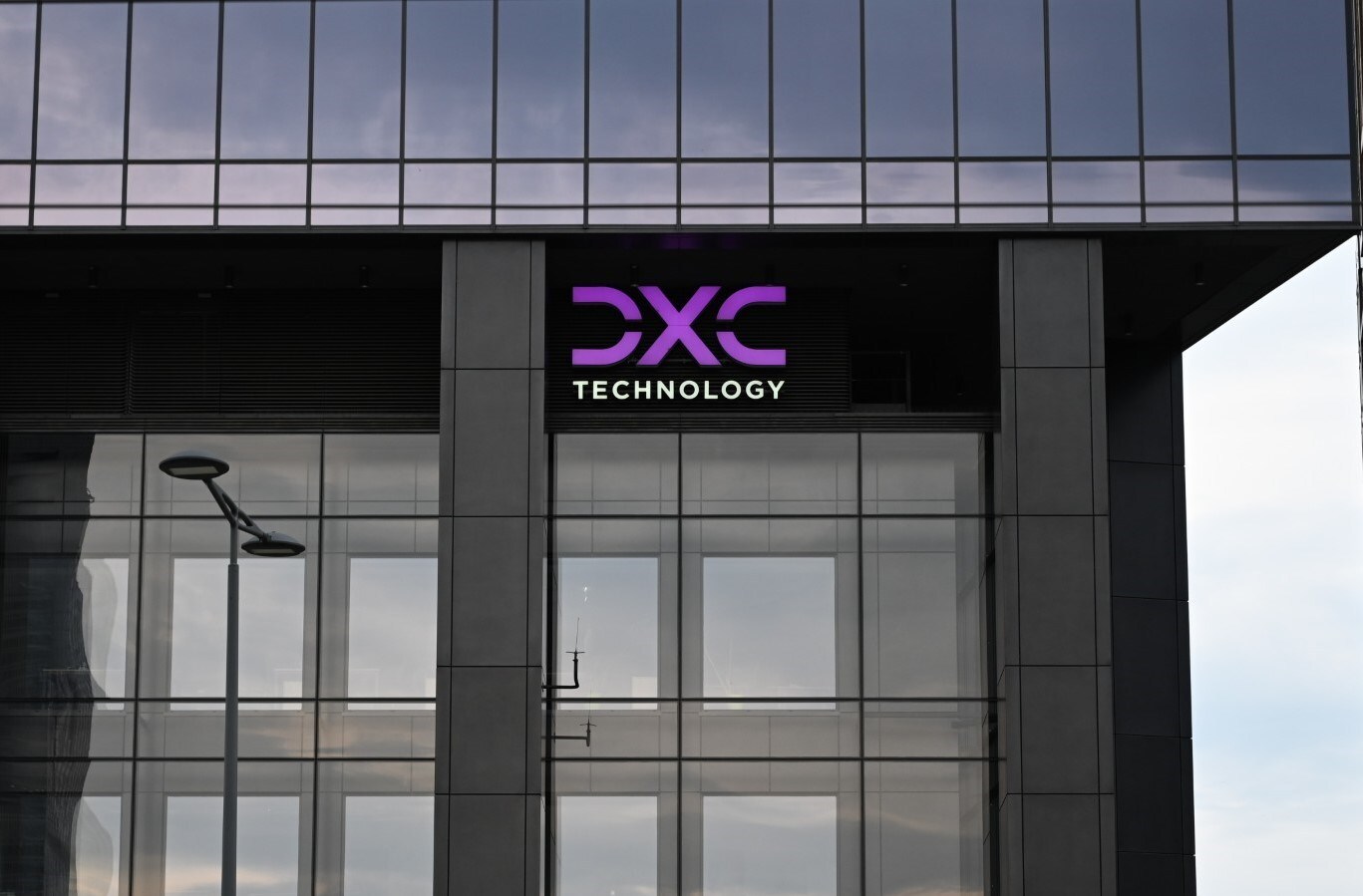 dxc-launches-global-ai-center-of-competence-to-accelerate-enterprise-ai-adoption