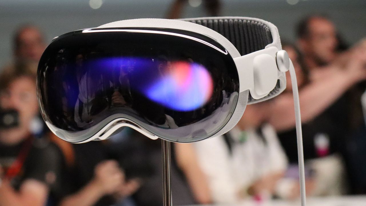 if-apple-gives-up-making-a-cheaper-vision-pro,-its-$3,500-headset-could-be-doomed