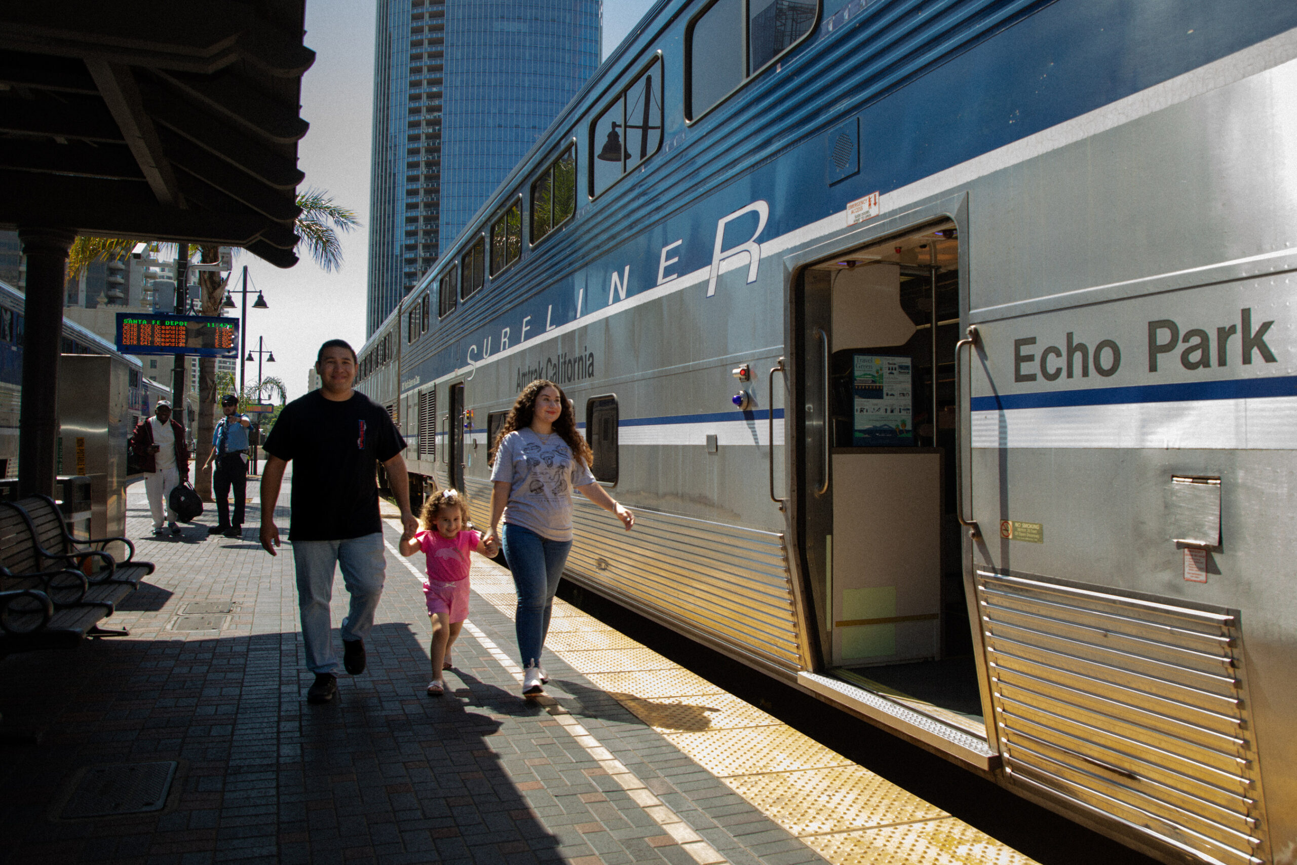 amtrak-pacific-surfliner-and-seaworld-san-diego-launch-new-travel-and-ticket-discount-partnership