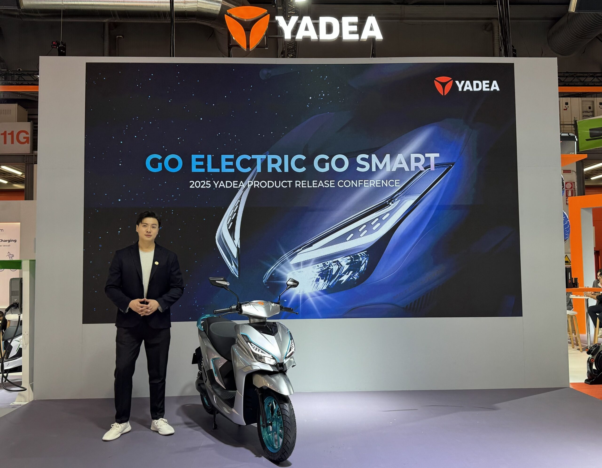 spolecnost-yadea-zazarila-na-veletrhu-eicma-2025-s-novym-modelem-yadea-velax-a-ekosystemem-pro-nabijeni-za-vsech-scenaru