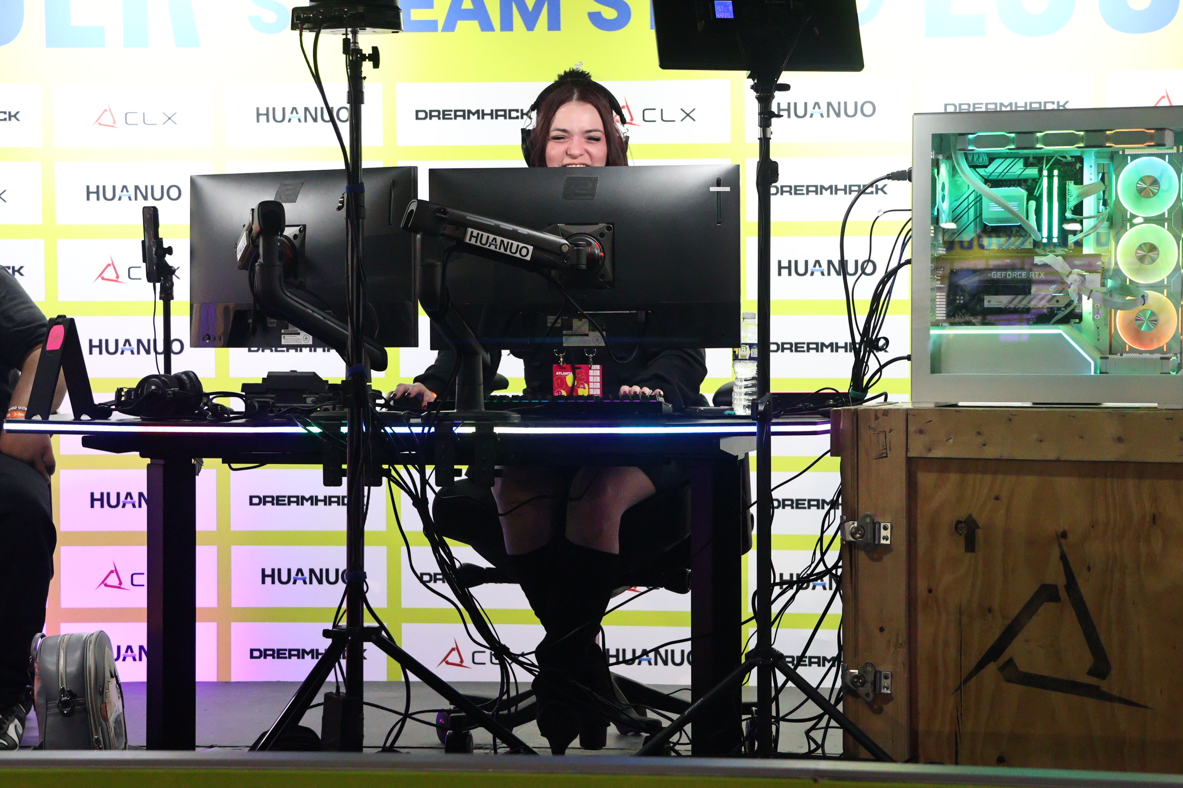 huanuo-showcases-ergonomic-gaming-desks-and-monitor-arms-for-gamers-at-dreamhack-2025