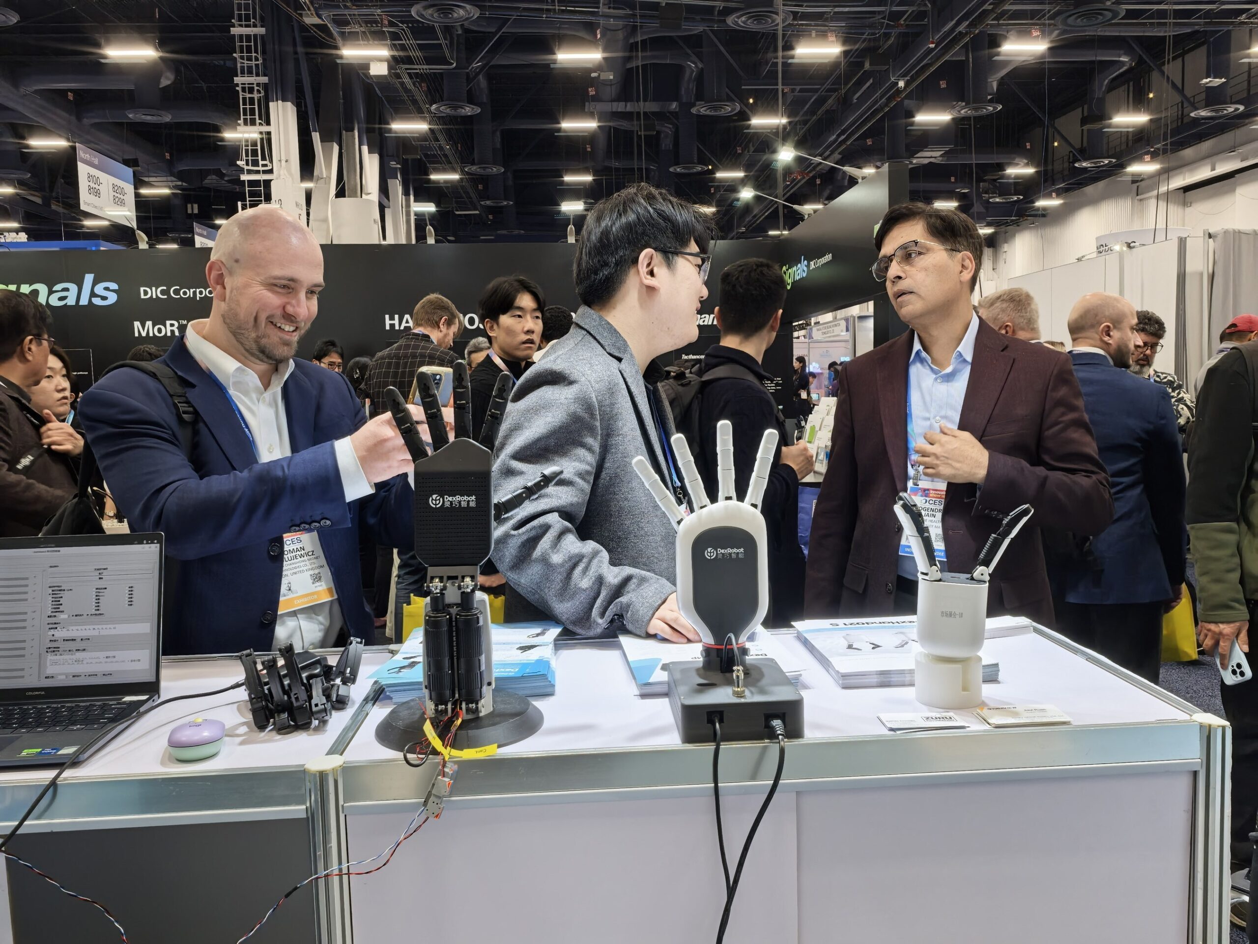 dexrobot-shines-at-ces-2026,-showcasing-its-flagship-dexhand021-pro-and-closed-loop-dexterous-solution