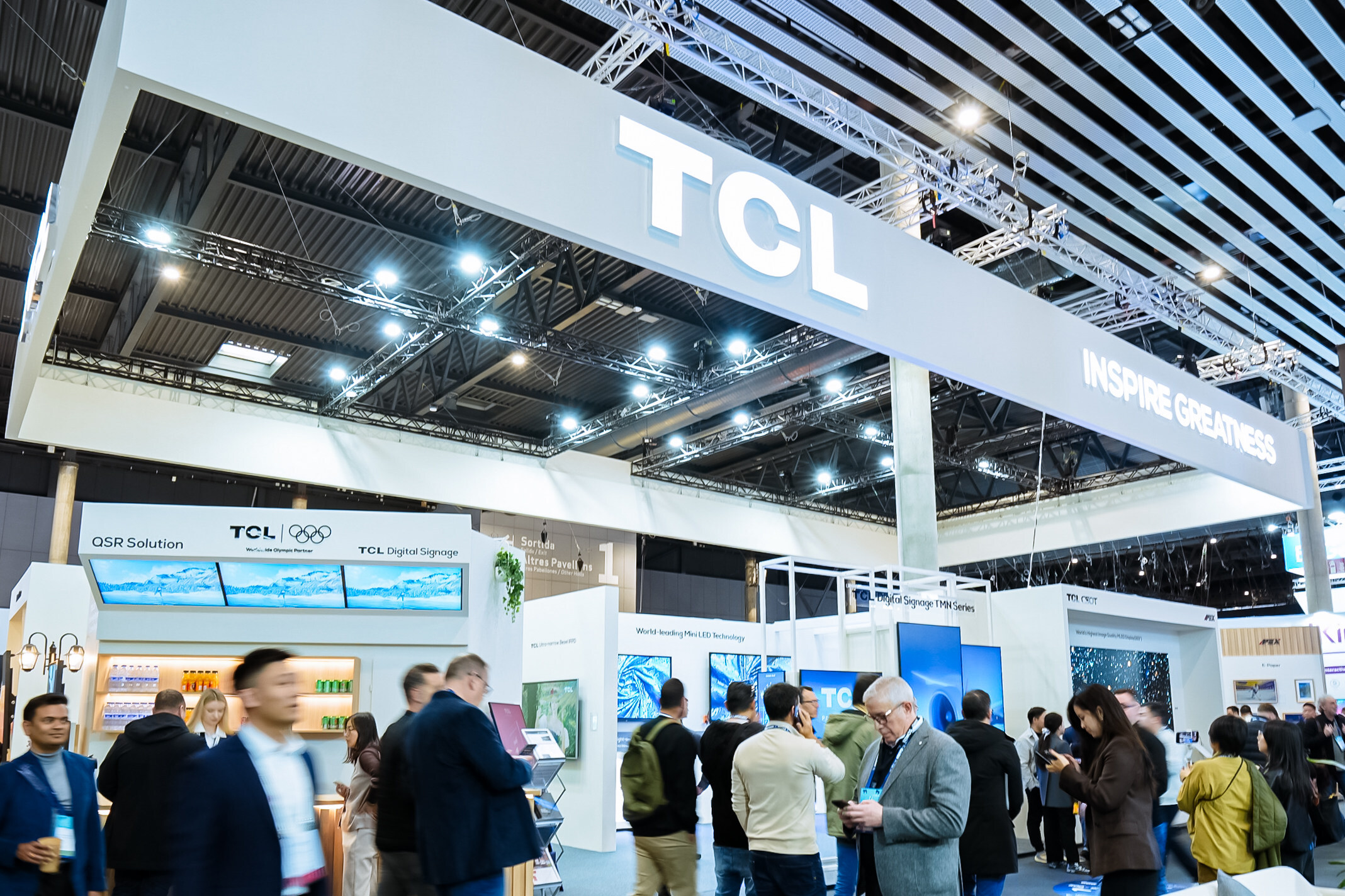 tcl-professional-представляет-цифровые-вывески-олимпийского-уровня-и-коммерческие-светодиодные-решения-на-выставке-ise-2026