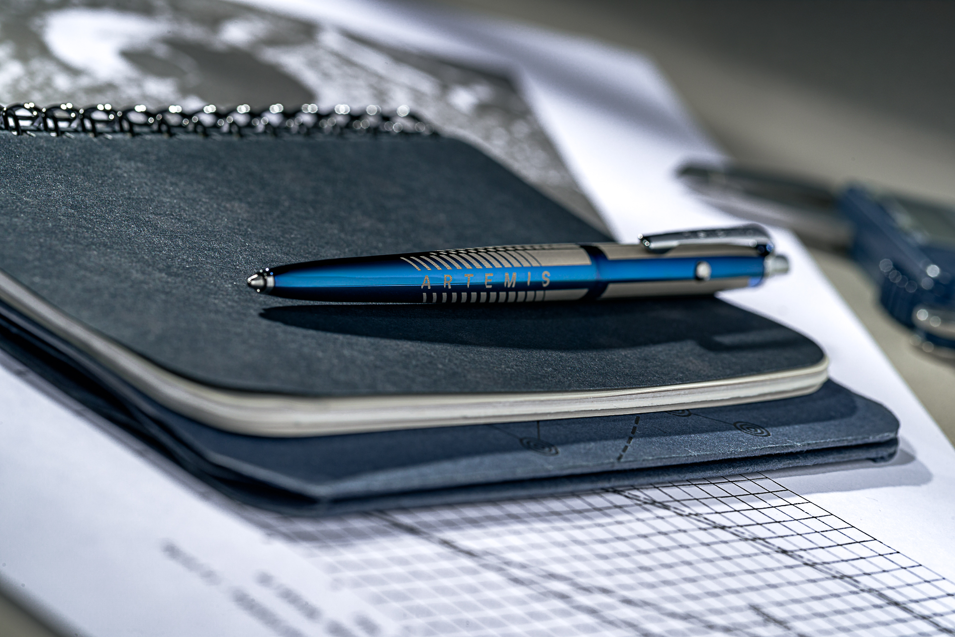 gearing-up-for-its-return-to-the-moon,-fisher-space-pen-launches-special-edition-artemis-ii-pen