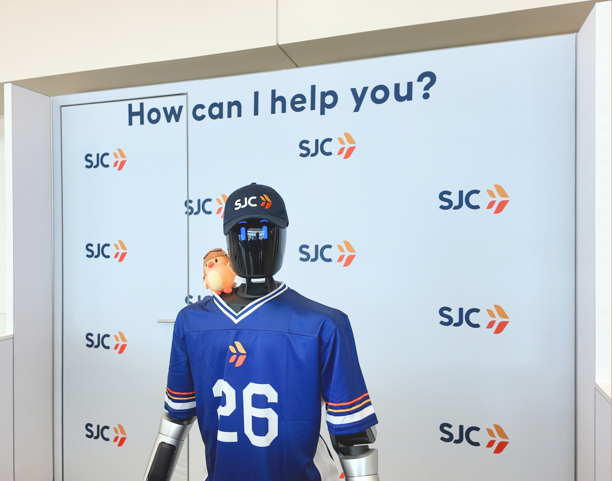 san-jose-mineta-international-airport-launches-ai-powered-intbot-humanoid-robot,-showcasing-silicon-valley-innovation