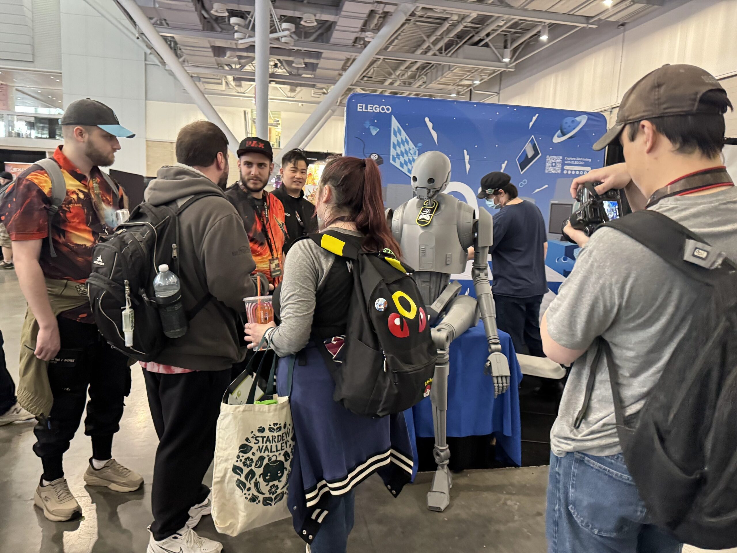 elegoo-debutiert-auf-der-pax-east-mit-einem-immersiven-3d-druck-showcase,-bei-dem-erstmals-der-centauri-carbon-2-combo-gezeigt-wird