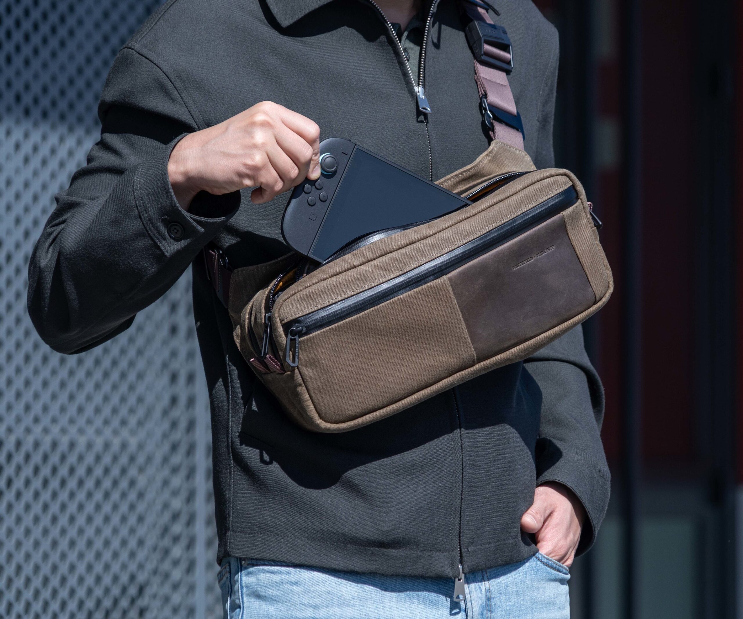 waterfield-designs-introduces-versus-gaming-sling,-a-dual-compartment-sling-for-two-handheld-gaming-devices