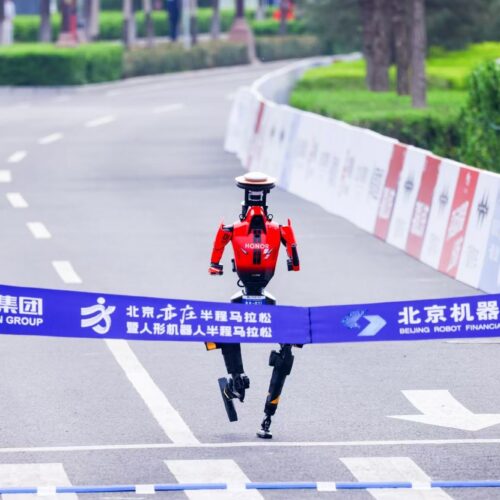 robot-runner-handily-beats-humans-in-half-marathon,-setting-new-record