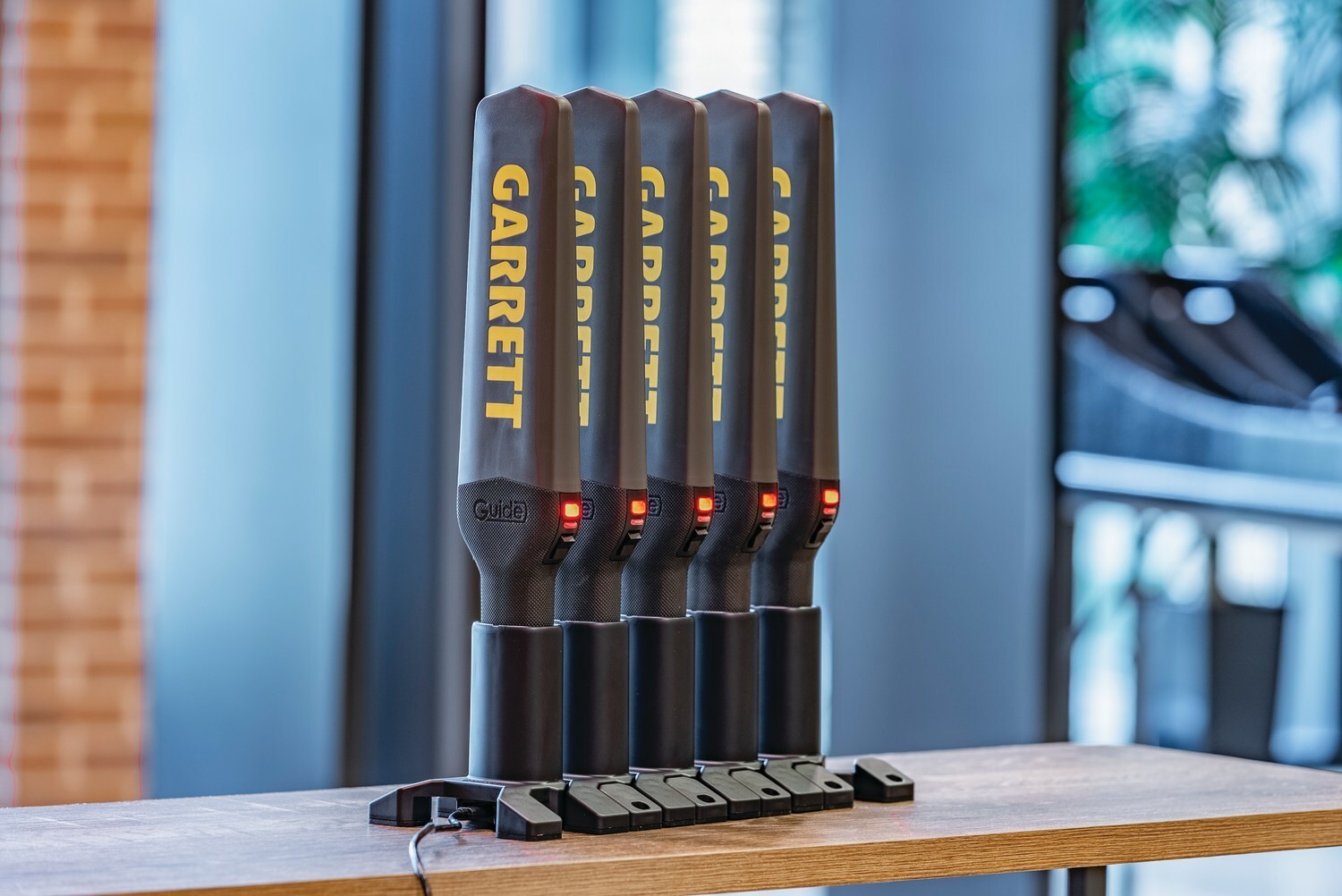 garrett-metal-detectors-wins-second-red-dot-design-award-with-guide-hand-held-metal-detector