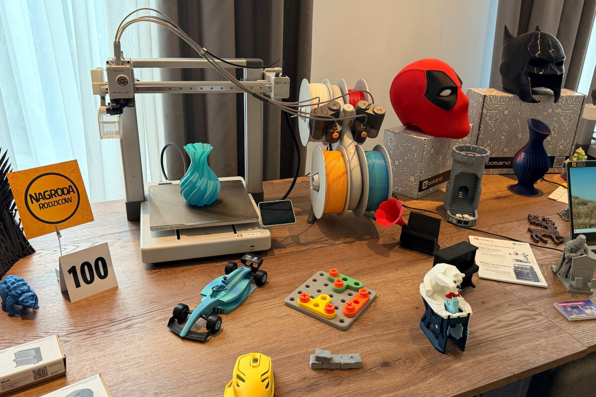 3d-drucker-halten-einzug-ins-wohnzimmer:-das-bambu-lab-a1-combo-gewinnt-den-elternpreis-2026