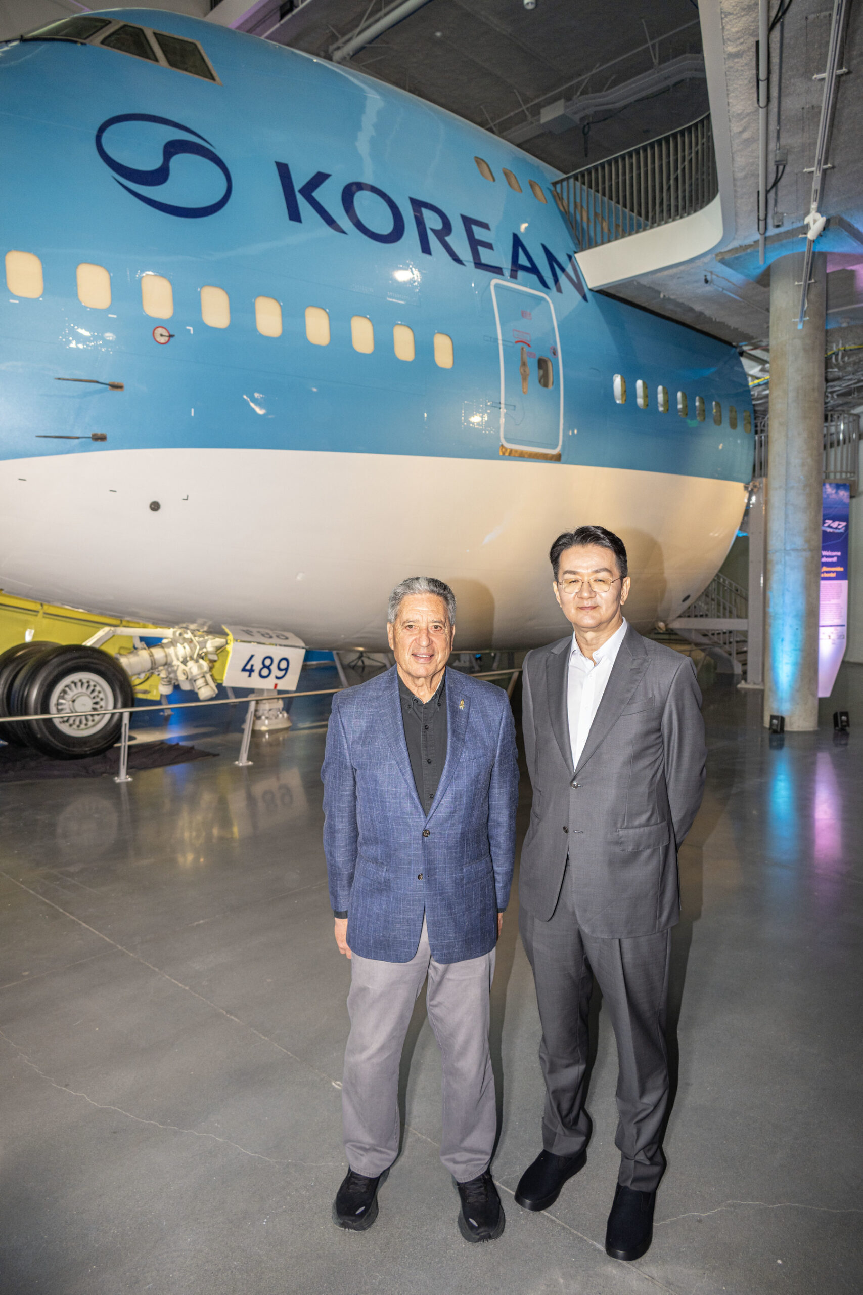 CALIFORNIA SCIENCE CENTER INSTALLS THE KOREAN AIR 747 EXPERIENCE IN THE FUTURE SAMUEL OSCHIN AIR AND SPACE CENTER