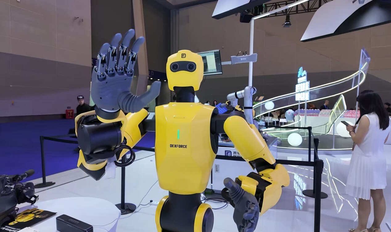 wcifit-opens-in-chongqing-with-1,400-global-firms,-showcasing-robots,-flying-cars,-and-local-cuisine