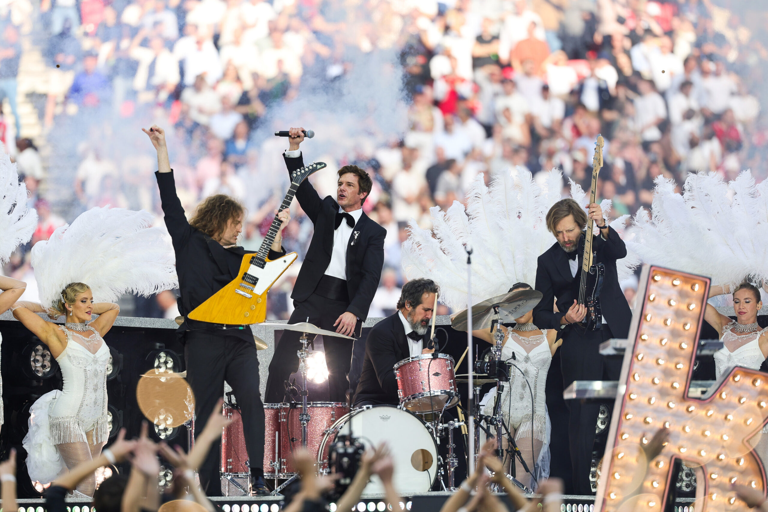 the-killers-triunfan-en-el-espectaculo-de-la-final-de-la-uefa-champions-league-presentado-por-pepsi