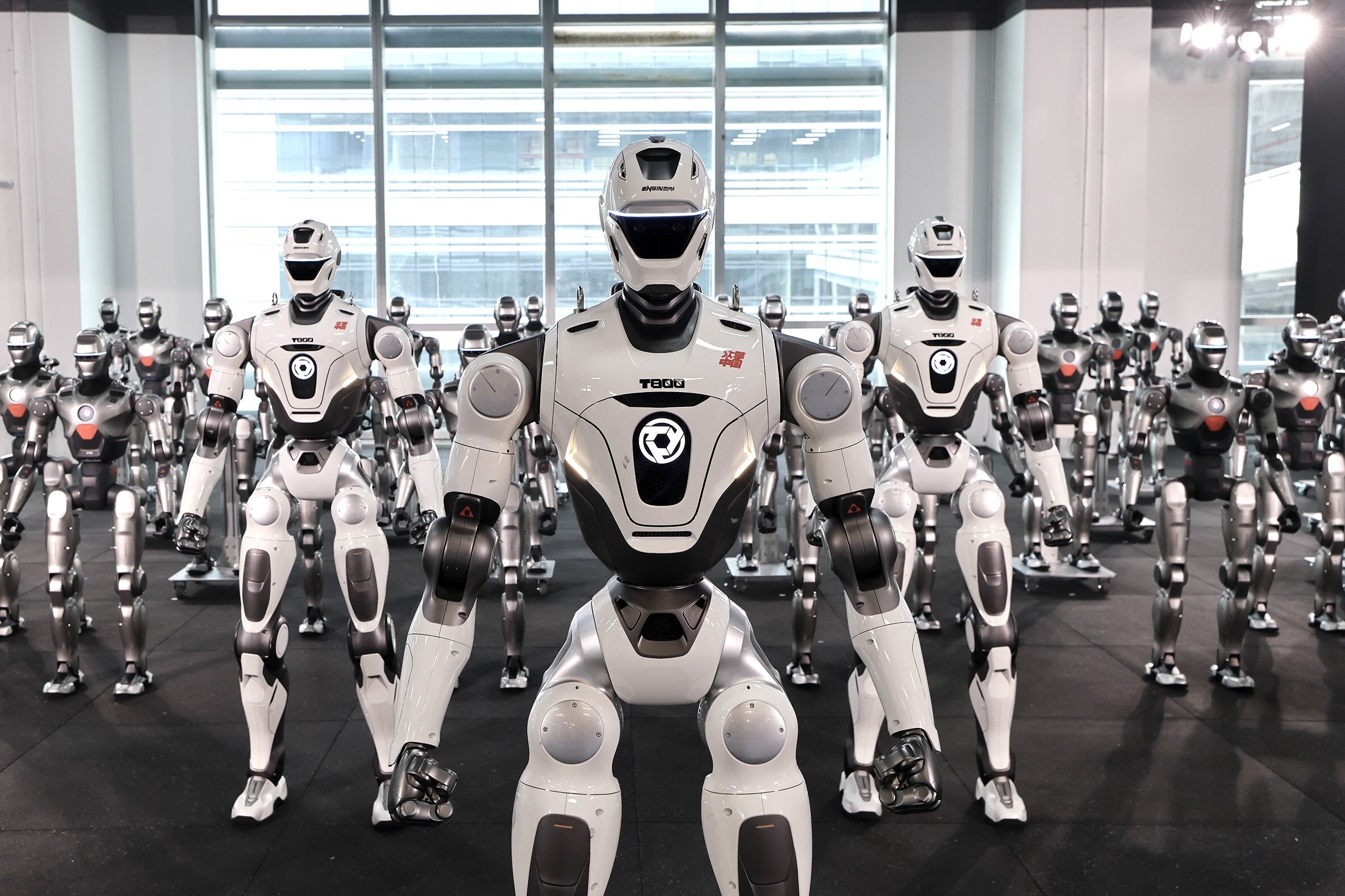 engineai-запускает-интеллектуальную-производственную-базу-в-Шэньчжэне.-Первая-партия-роботов-гуманоидов-t800-сходит-с-конвейера,-чтобы-начать-м