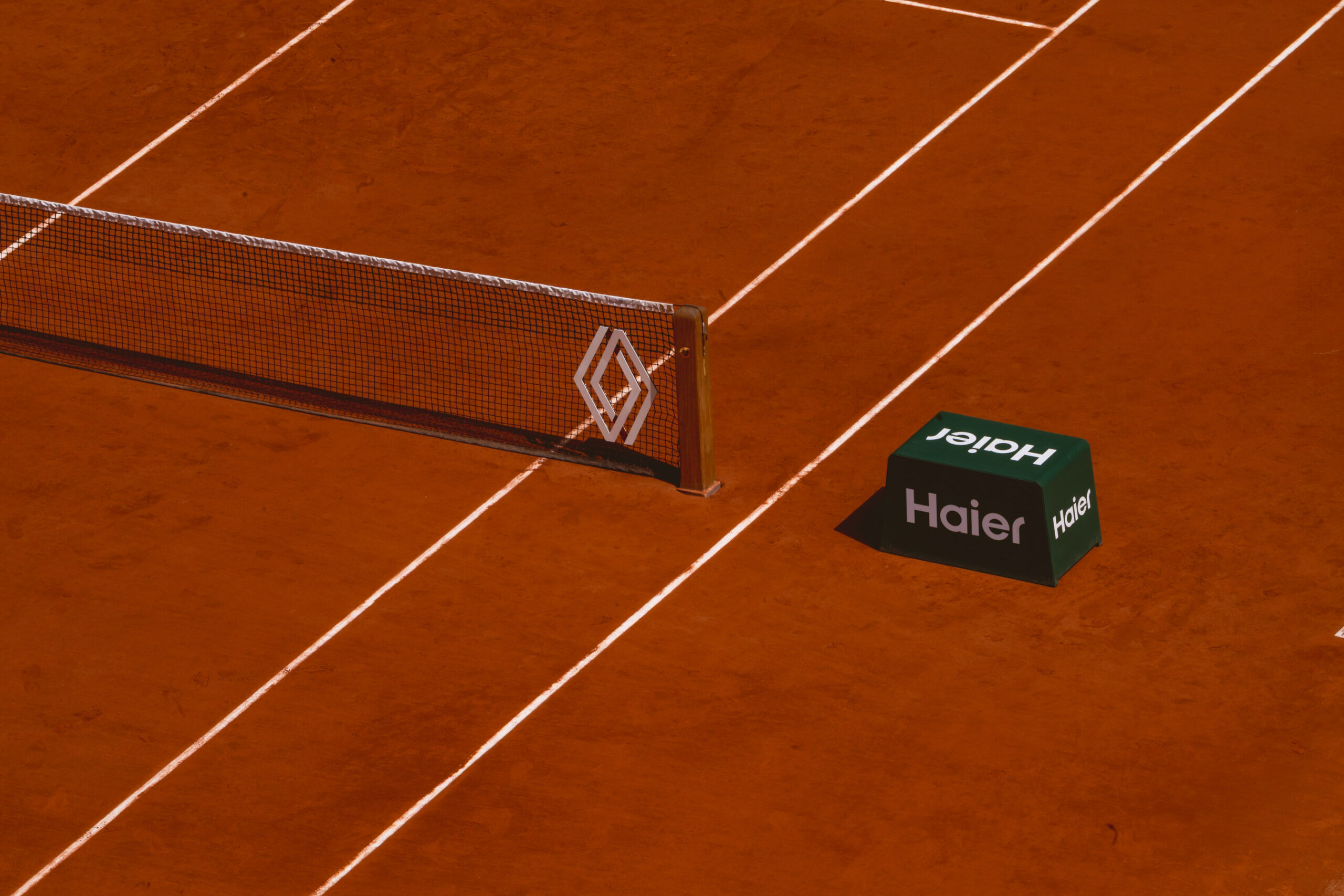 spolecnost-haier-potvrdila-roli-oficialniho-partnera-turnaje-roland-garros-2026-a-prinese-divakum-po-celem-svete-inovace-zamerene-na-peci-o-zakazniky