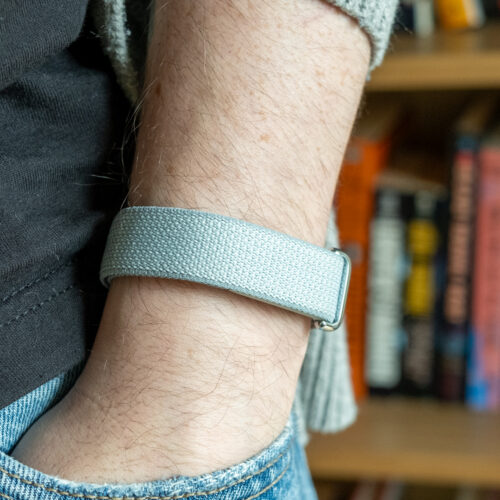 the-fitbit-air-is-a-good-wearable-weighed-down-by-a-chatty-ai-“coach”