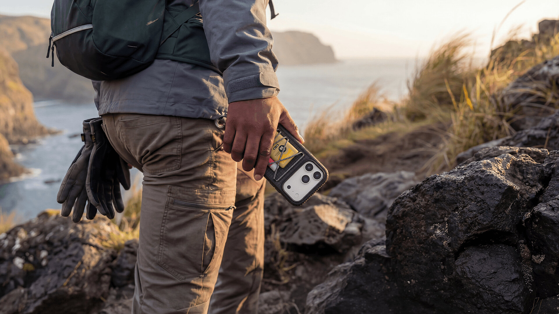otterbox-debuts-new-sole-series-pack-phone-case-with-built-in-everyday-carry-solution
