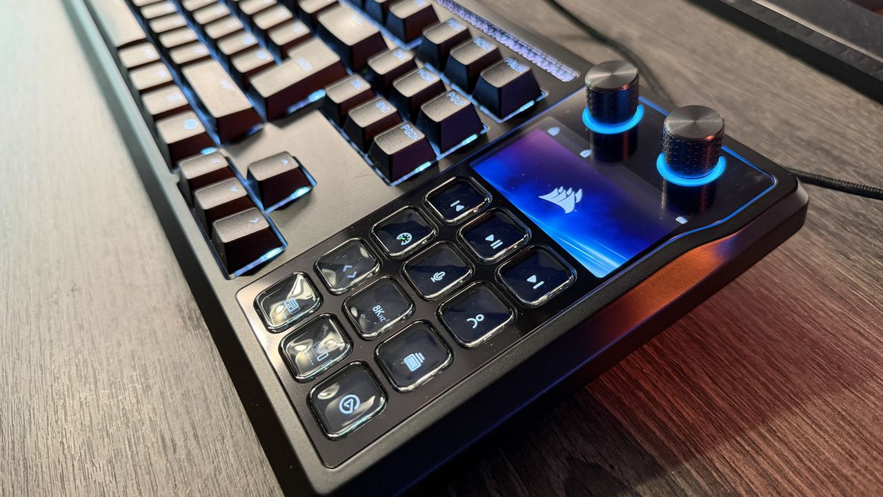corsair-galleon-100-sd-review:-stream-deck-meets-k70,-complete-with-all-the-bells-and-whistles