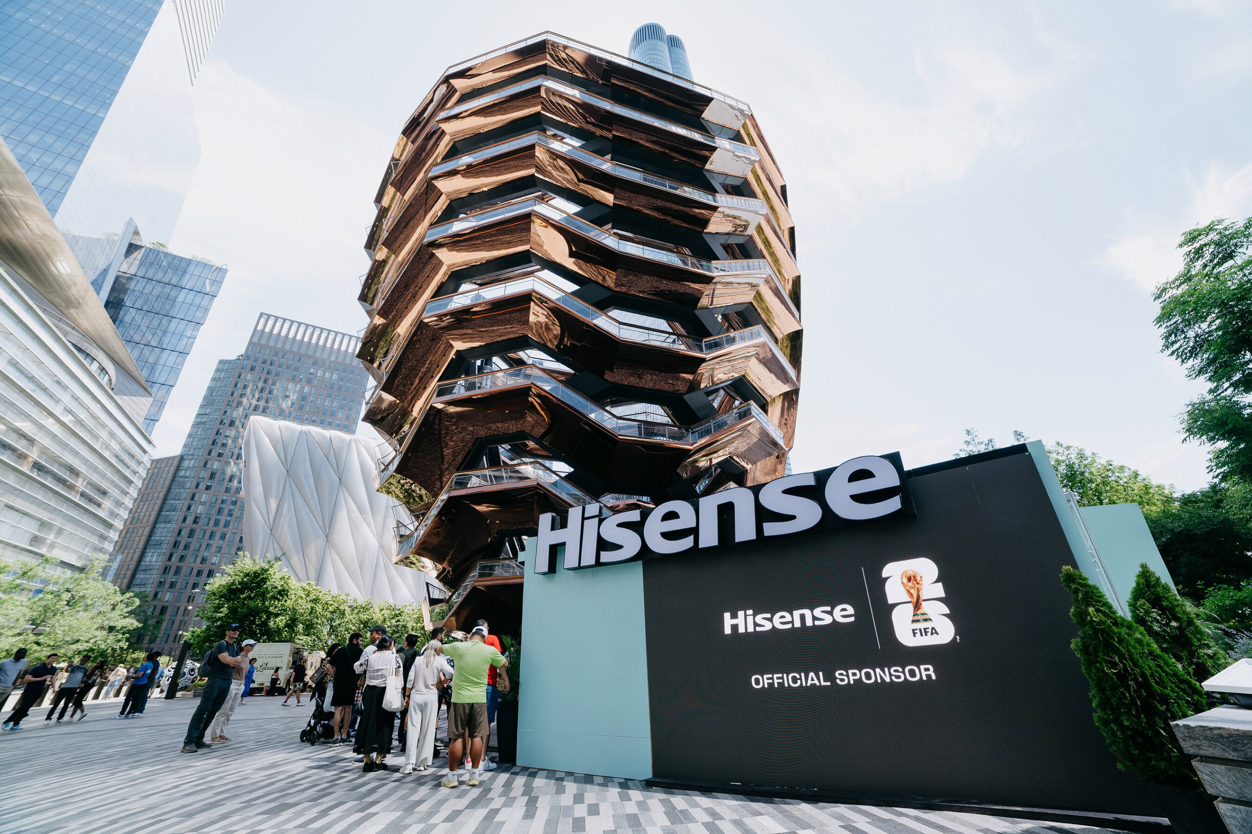 Das Pop-up-Event von Hisense zum Thema RGB beleuchtet das neue Wahrzeichen der FIFA Fussball-Weltmeisterschaft 2026™