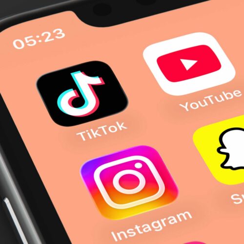 uk-to-ban-social-media-for-kids-under-16,-may-impose-overnight-curfews