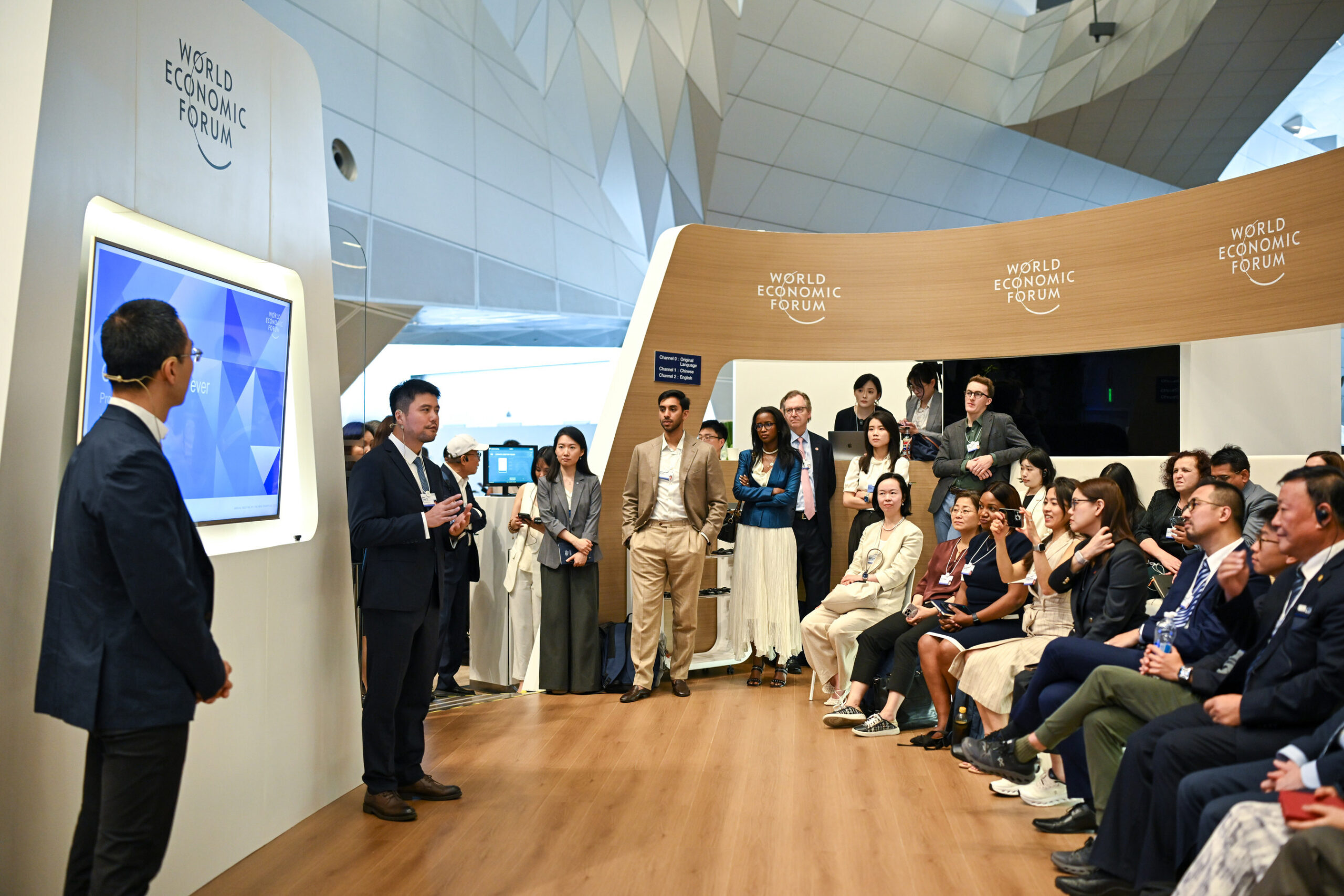 Alex Yang, Mitbegründer von Tuya Smart, beim Sommer-Davos 2026: Die Zukunft des Wettbewerbs im Bereich der KI liegt in der praktischen Anwendung