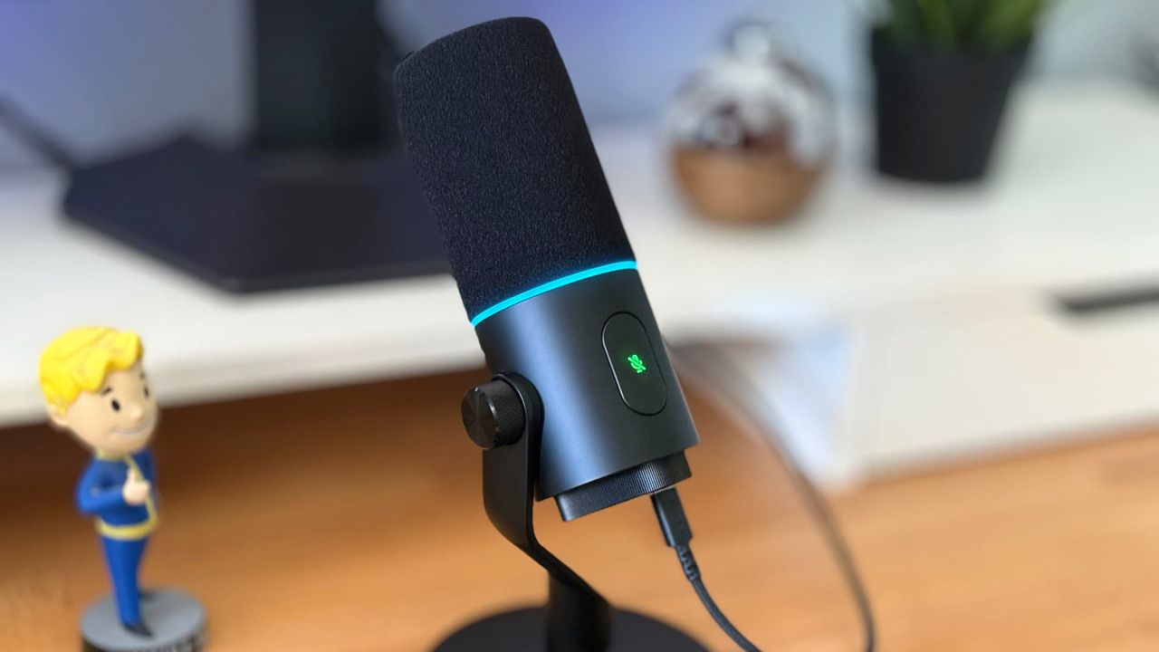 razer-wants-the-seiren-v3-pro-to-be-the-ultimate-gaming-mic,-but-you-probably-don’t-need-it