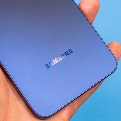 apple-and-samsung-benefit-as-memory-shortage-pushes-smartphone-shipments-to-historic-lows