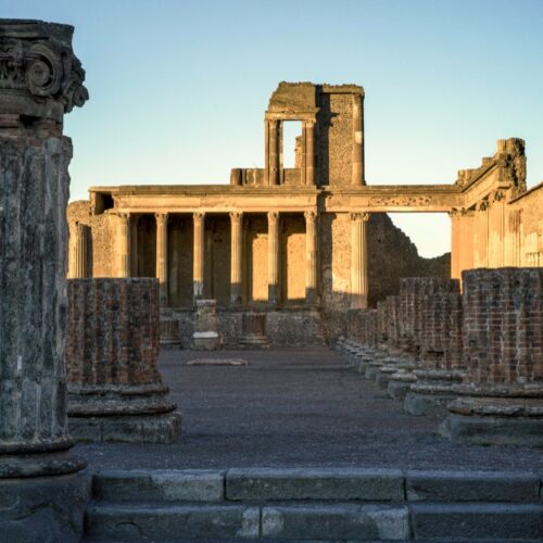 let-tom-hiddleston-be-your-guide-to-pompeii’s-final-day