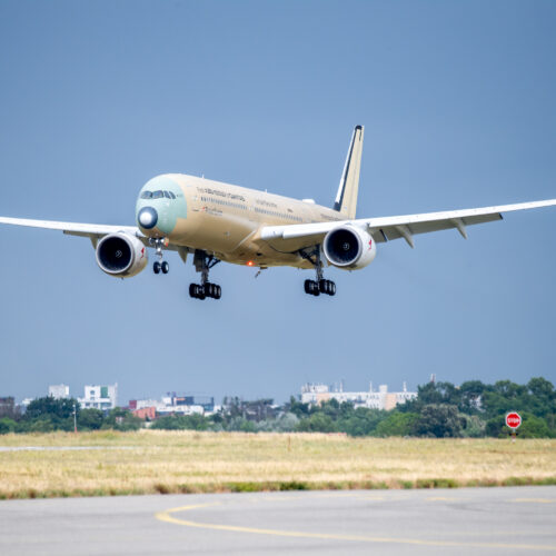 new-airliner-sets-record-flying-24-hrs-nonstop-from-australia-to-france