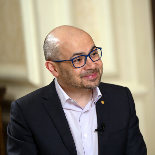 google’s-ai-shake-up:-deepmind’s-hassabis-steps-aside,-senior-scientists-depart