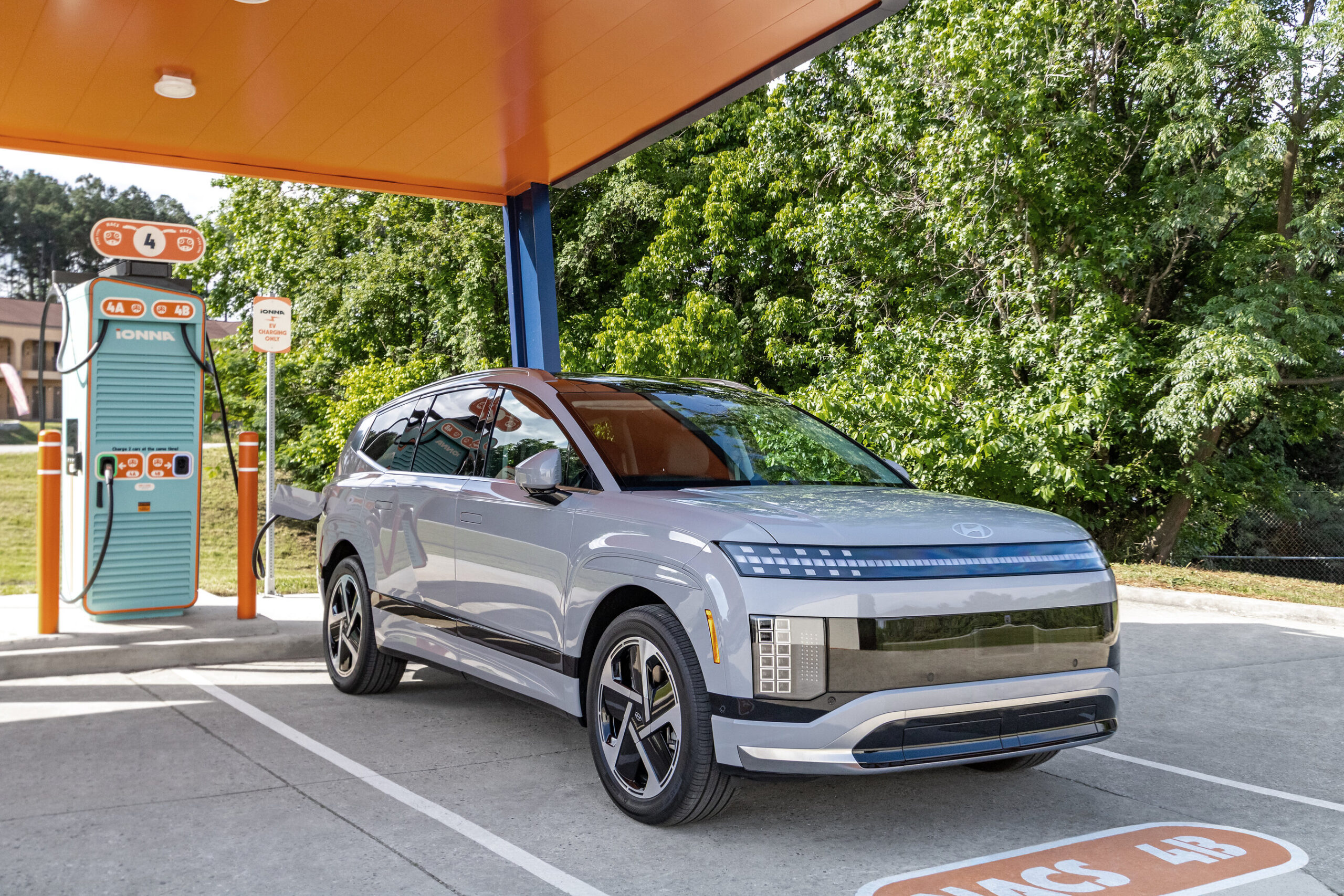 hyundai-us.-ev-owners-to-receive-automatic-10%-discount-at-all-ionna-fast‑charging-stations-via-app-and-plug-&-charge