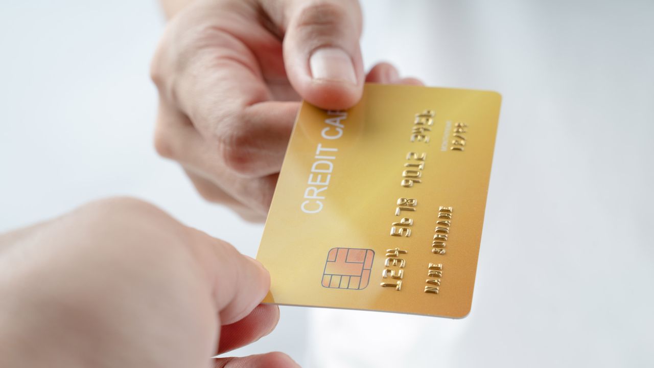 experts-warn-expired-credit-cards-can-be-brought-back-from-the-dead-to-make-contactless-payments
