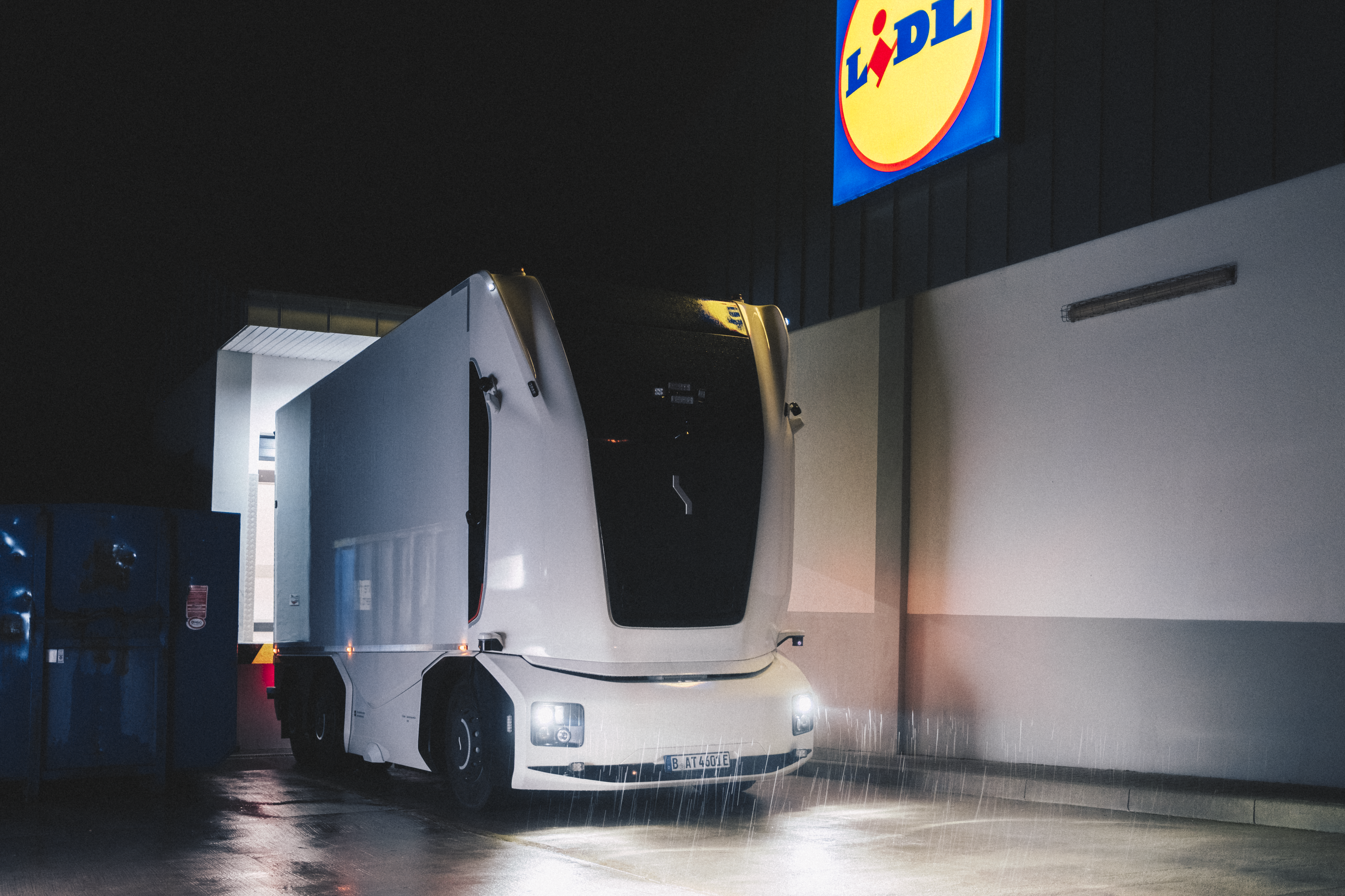einride-and-lidl-launch-first-autonomous-cab-less-truck-on-german-public-road