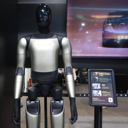 tesla-workers-balk-at-training-optimus-humanoid-robots-as-replacements