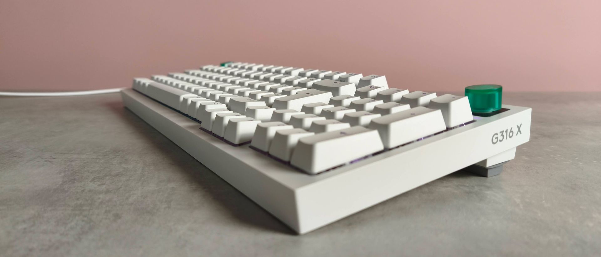 logitech-g316-x-98-review:-a-super-thocky-keyboard-with-a-useless-screen