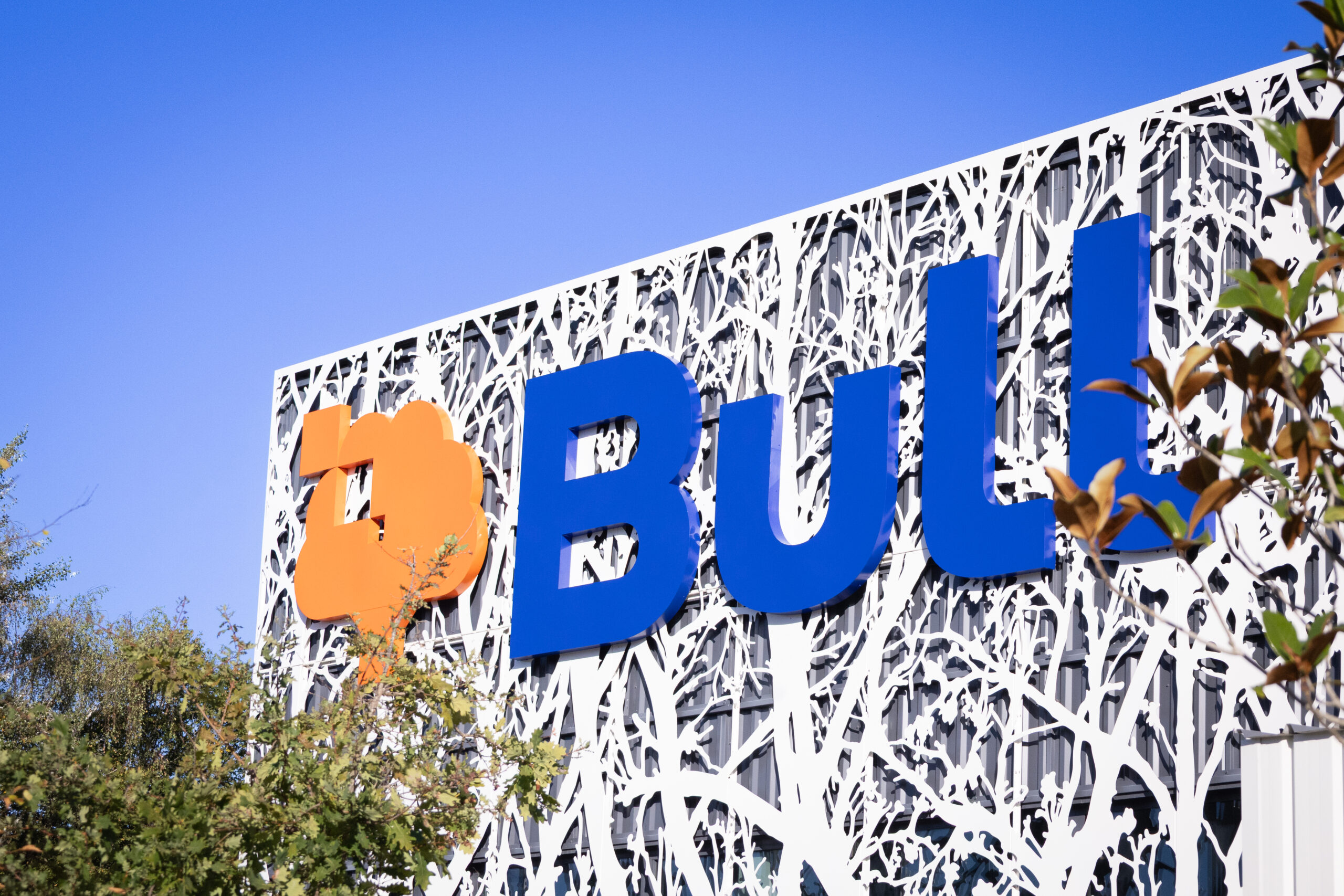 bull-opens-new-production-building-in-france-and-doubles-production-capacity-to-meet-the-new-challenges-of-ai