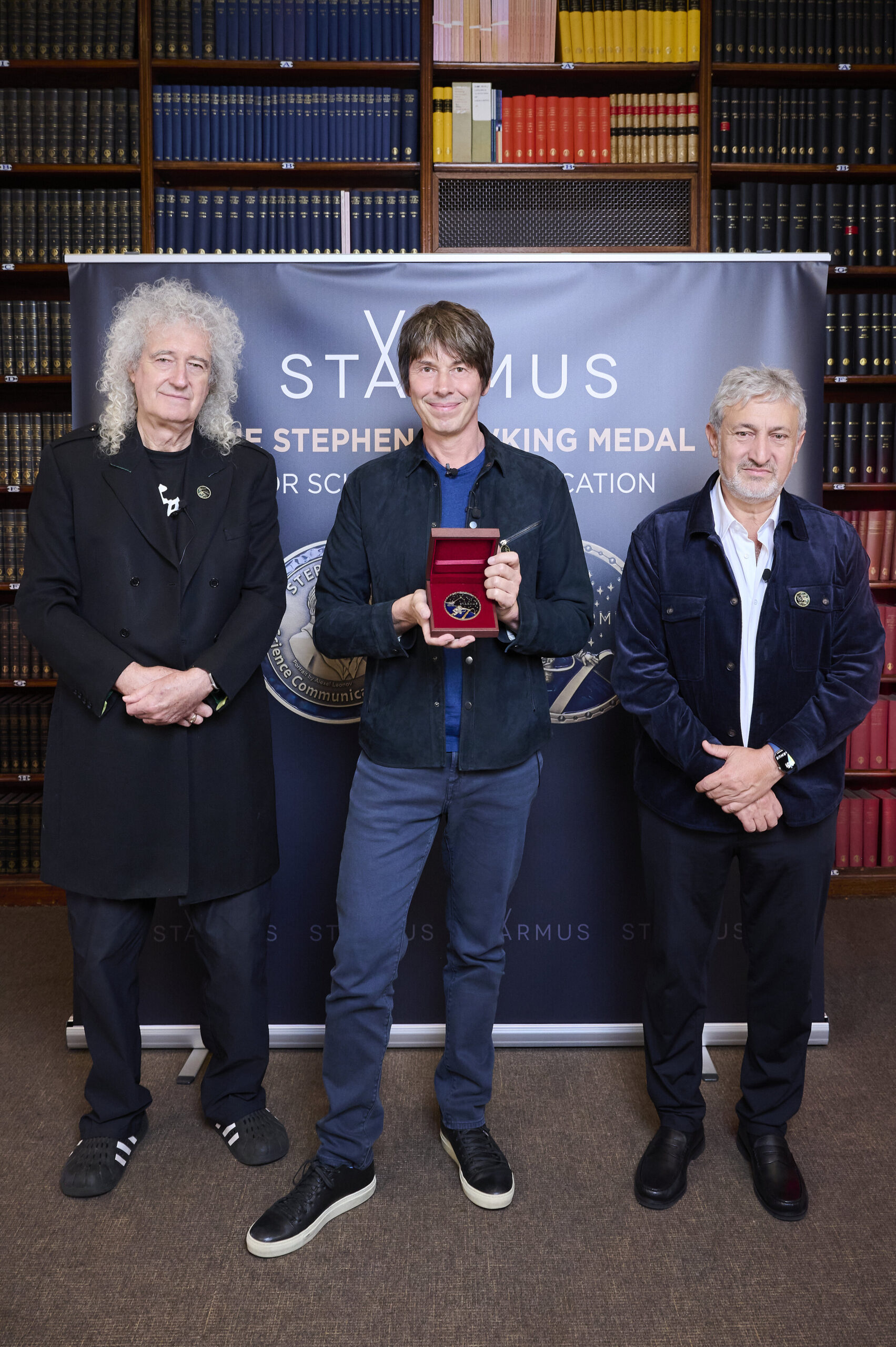 die-mitbegrunder-des-starmus-festivals,-sir-brian-may-und-garik-israeli,-uberreichten-professor-brian-cox-die-stephen-hawking-medaille-2026-fur-wissenschaftskommunikation